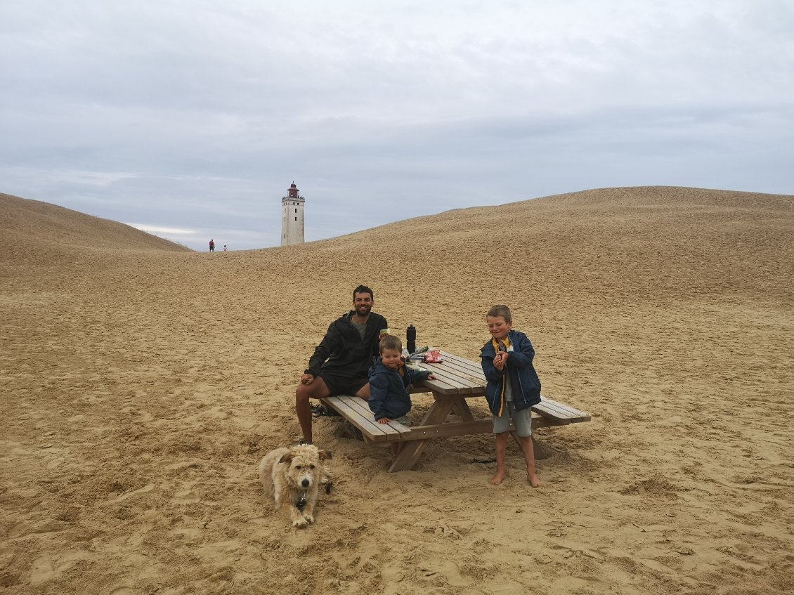 Avec toute la pluie de la nuit, le picnic n'est même pas sableux, il faut bien trouver des avantages.