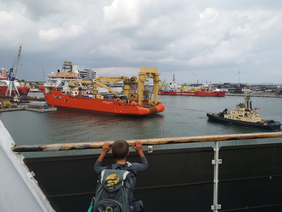Bye bye le Danemark, remorquage impressionnant