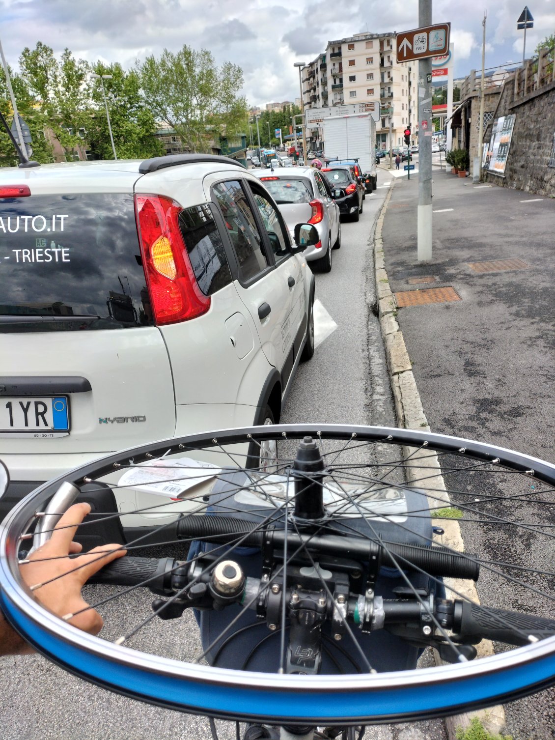 Problème de jante arrière fissurée presque résolue ! (il manque encore à trouver un vélociste pour changer la cassette car nous n'avons pas cet outil spécifique !)