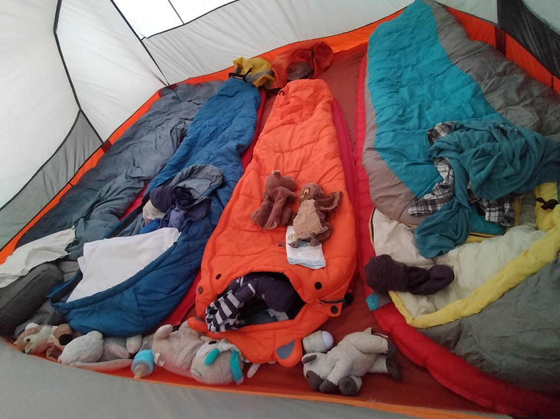 Installation de la chambre en configuration froide : un parent de chaque côté pour que les enfants aient bien chauds