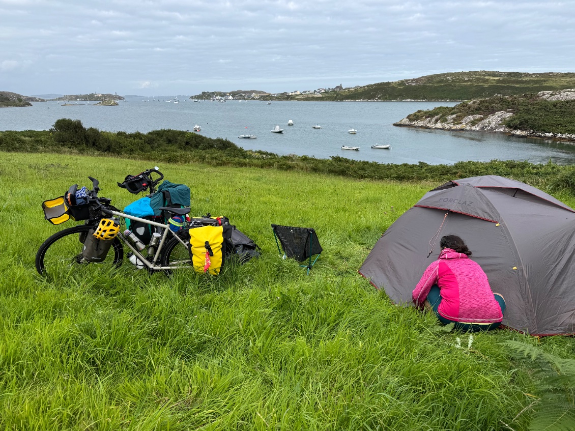 Site de bivouac plutôt pas mal, même si l'herbe est un peu haute ...