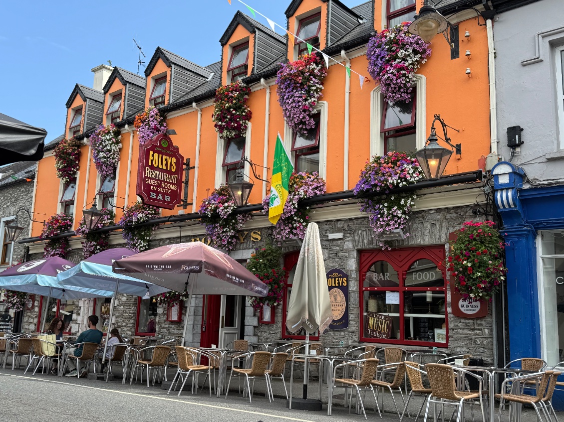 La façade de ce pub est très fleurie 