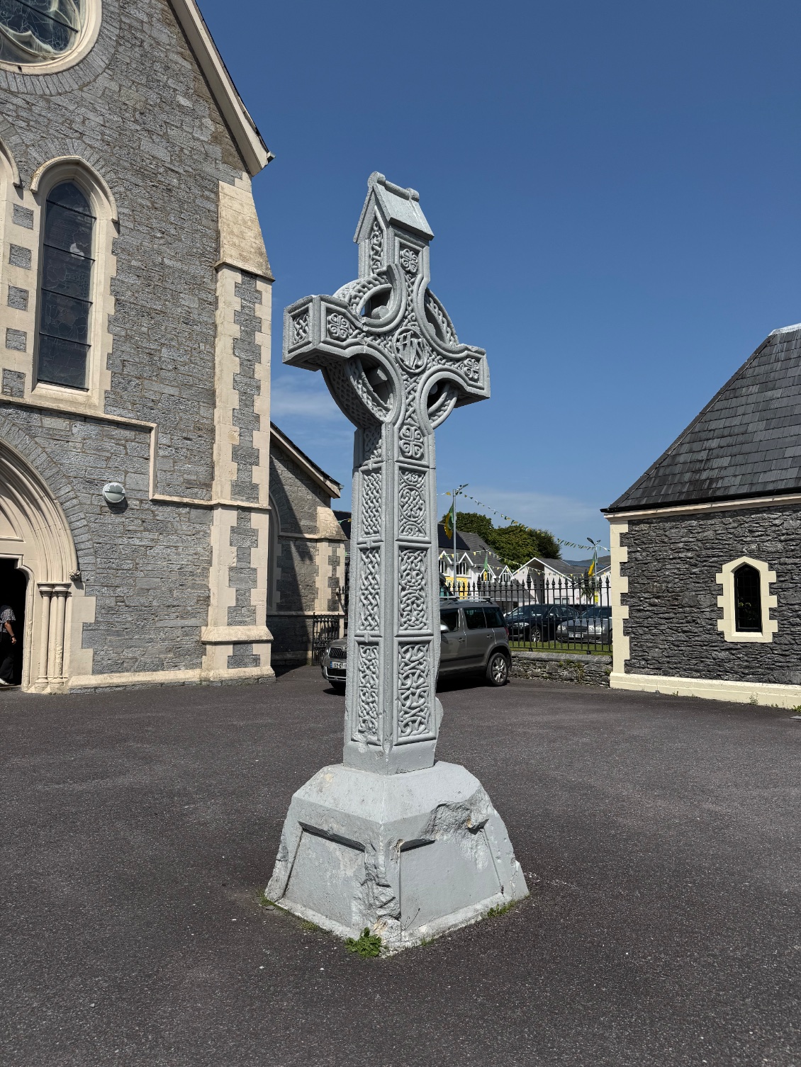 Avec toujours une croix celte très travaillée. Les motifs de torsades sont associés à des familles.