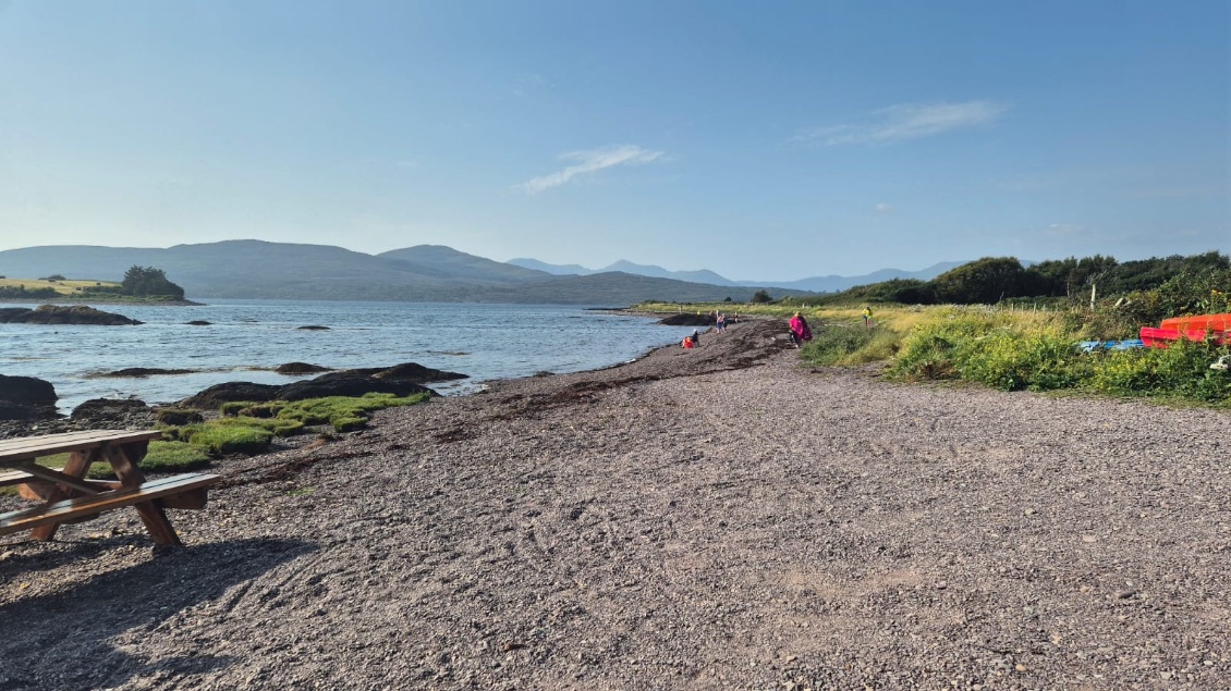 La plage en gravier derrière le camping 