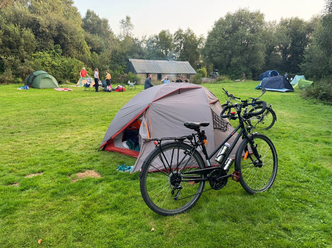 Le camping du jour avec au fond les hollandais bavard. Sauf que l’on a pas trop compris pourquoi il avait changé de tente . Derrière la nôtre un groupe d’anglais autour d’un feu.