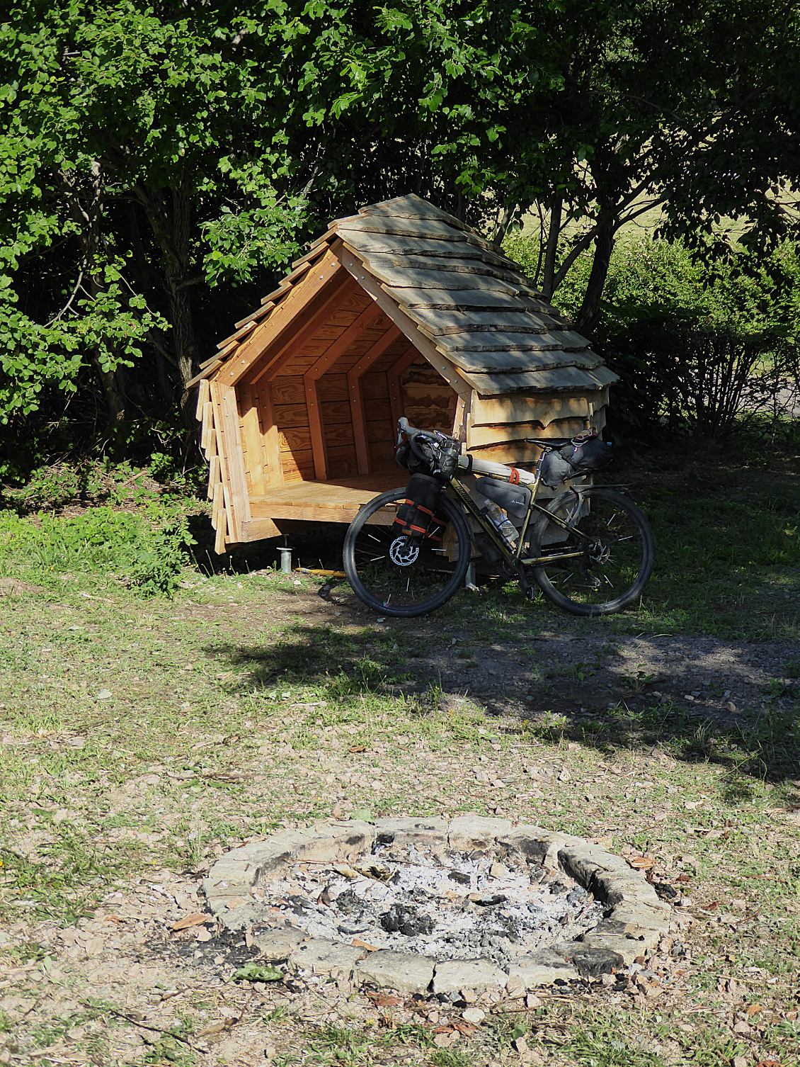 Bon à savoir, on dirait un bivouac comme on en trouverait dans les pays du nord de l'Europe