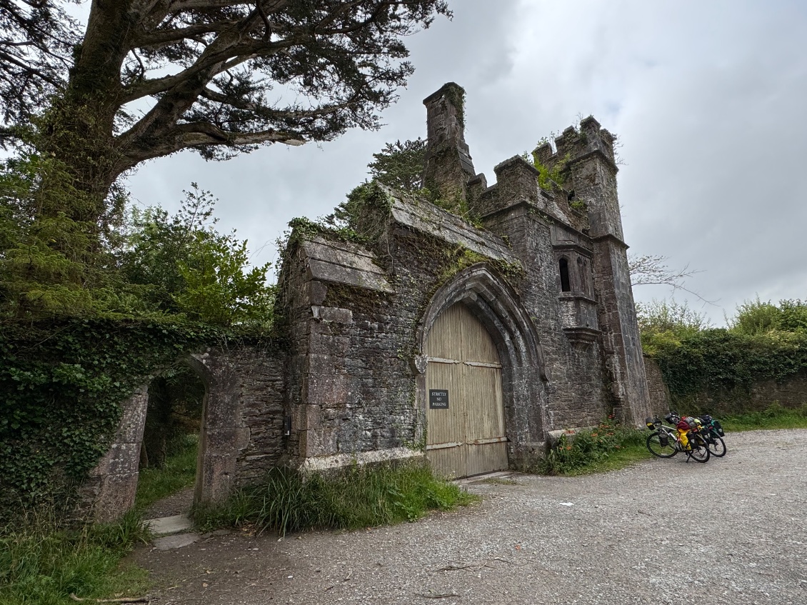 Une entrée de château, maintenant il y a un digicode.