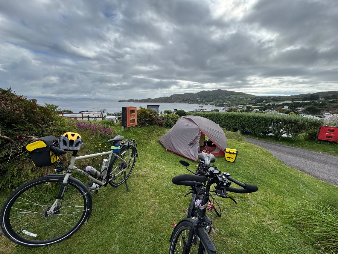 Notre campement, belle vue dégagée, mais un peu dans le passage.
