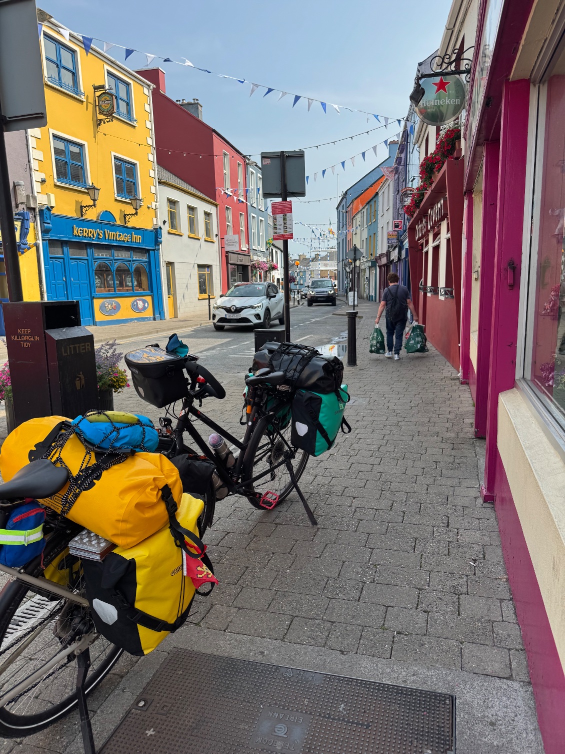 Petite rue très passante de Killorglin impossible de faire une photo sans voiture
