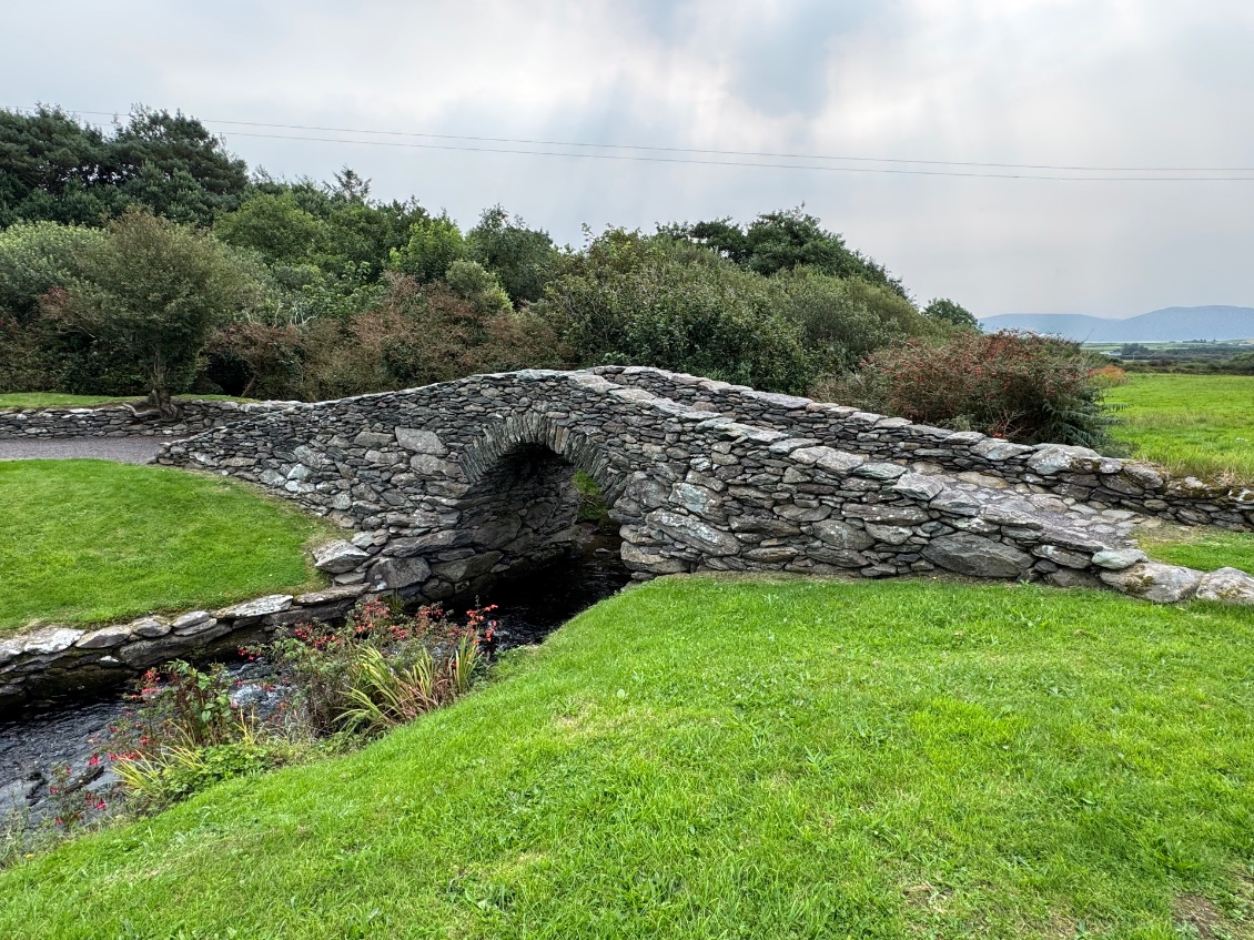 Pont en pierre sèche du XIe siècle en magnifique état 