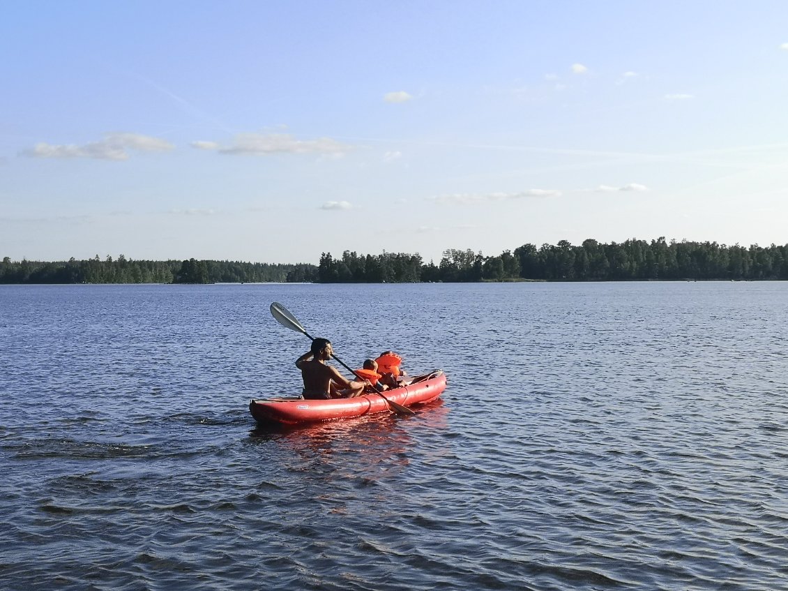 Premier tour de canoë le soir même depuis le camping, les enfants sont trop excités !