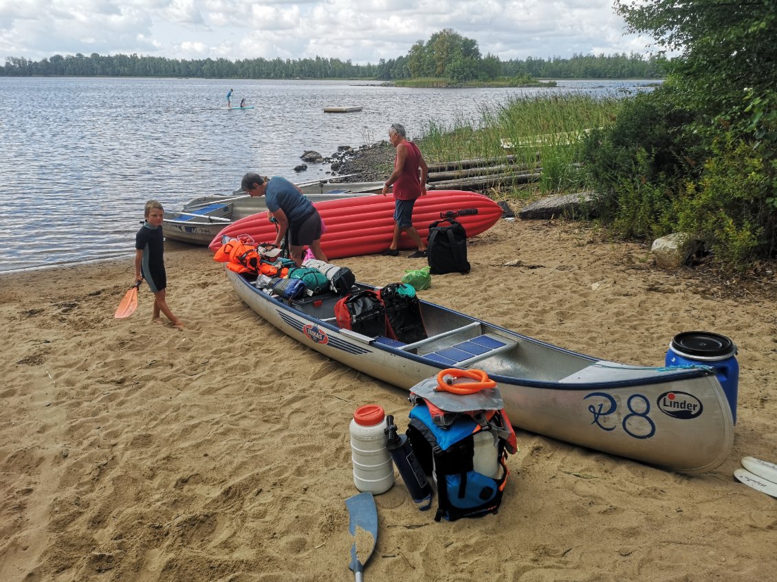 Presque prêts ! Canoë 3 places et caisses plastique en guise de bidon étanche nous voilà parés 👌