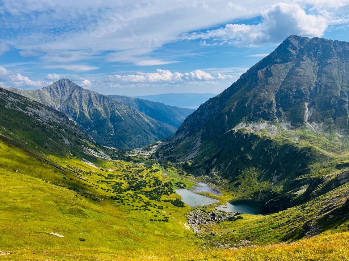 Depuis le Kończysty : une vue de conte de fées, avec le Bystrá au fond et de jolis lacs en contrebas.