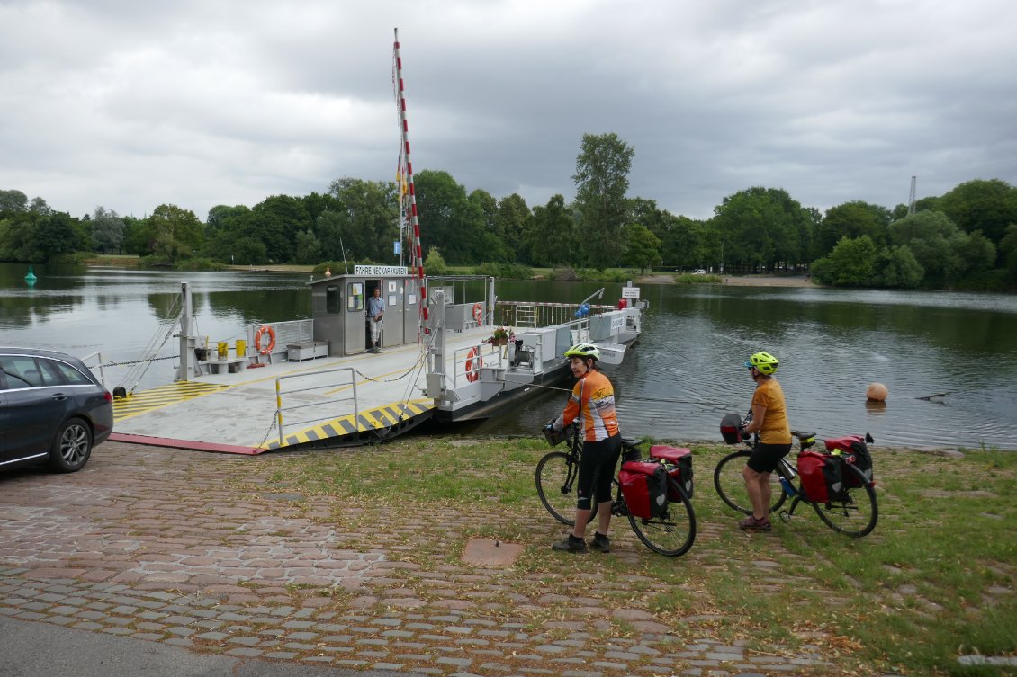 Traversée du Neckar avec le bac.