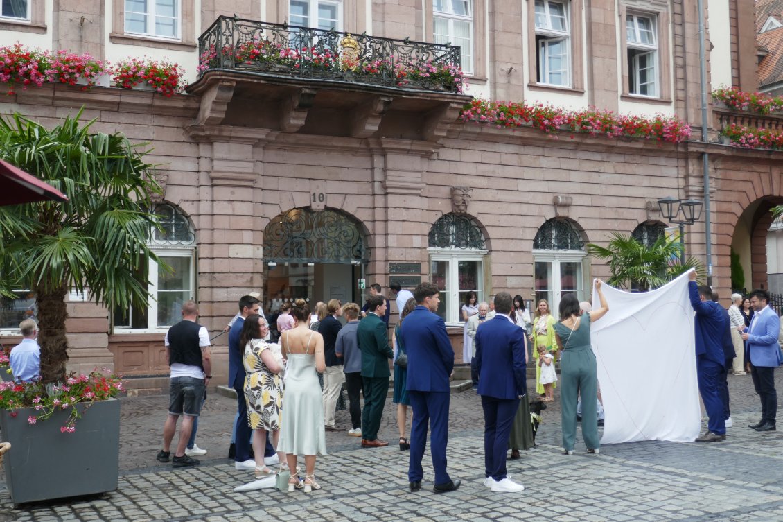Un cœur sera découpé dans le drap. Le marié devra le traverser avec la mariée dans ses bras.