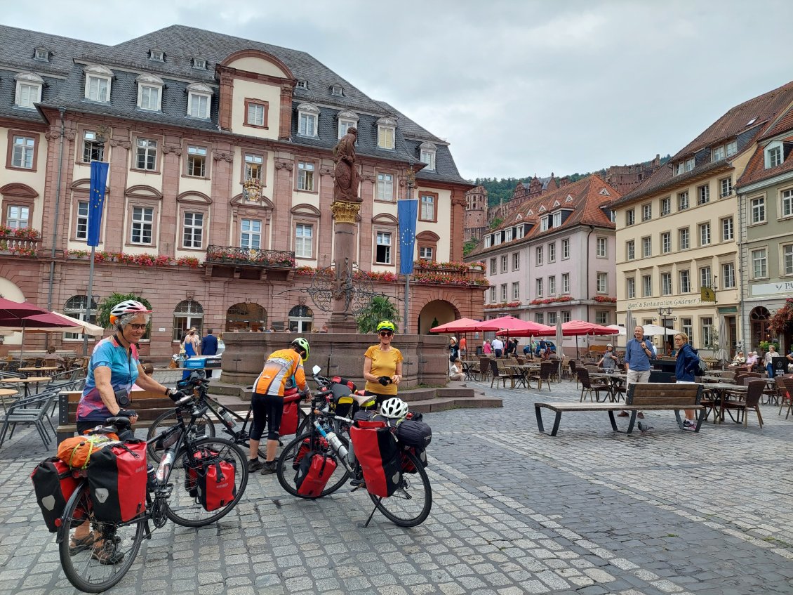 Place de l'hôtel de ville, il n'y a pas que les jeunes mariés qui font l'attraction.
