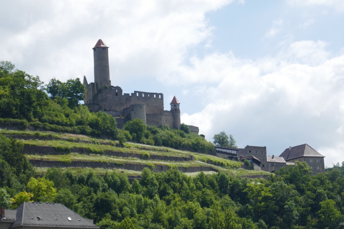 Il y a toujours un château lorsqu'on lève les yeux.