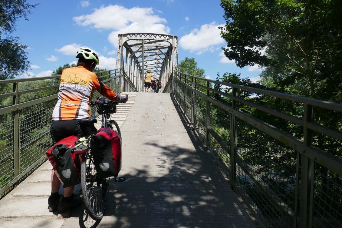 Un peu rude la montée sur le pont mais c'est agréable de passer au-dessus des voitures.