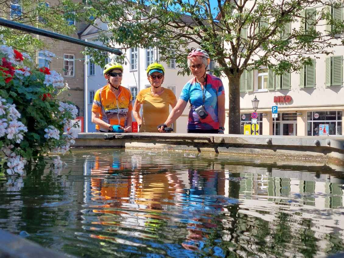 Visite d'Öringen, on recherche la fraîcheur au bord de la fontaine.