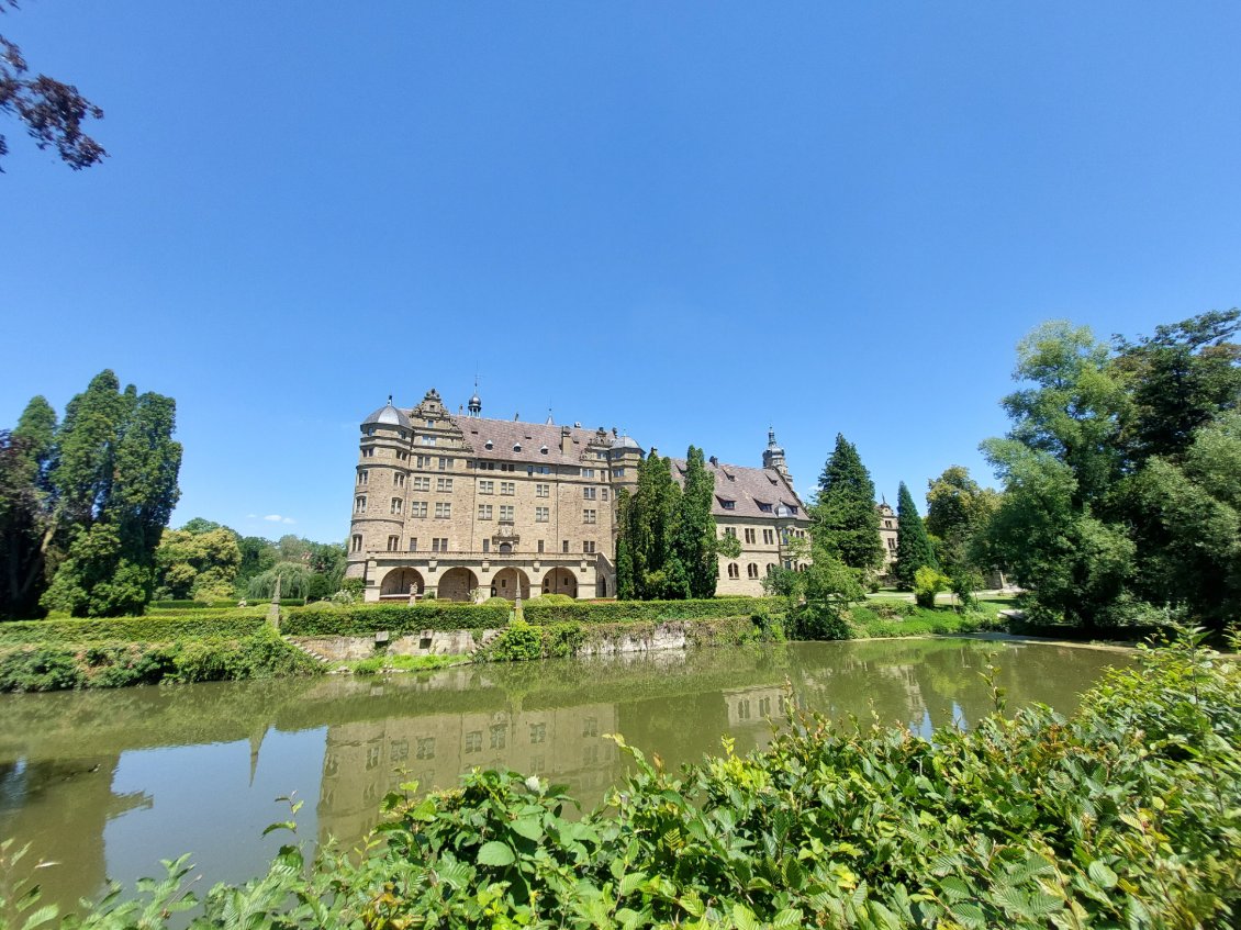 Château de Neuenstein entouré d'eau.