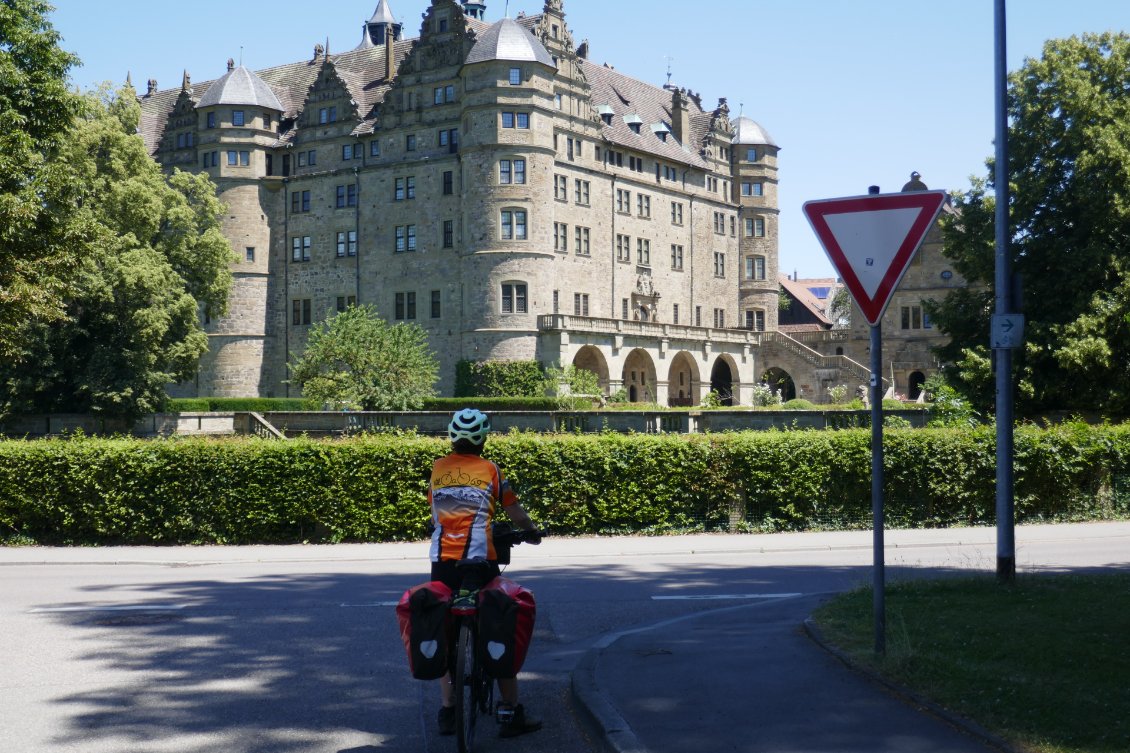 L'imposant château de Neuenstein a été construit à la place d'un ancien château fort qui surveillait la route du Rhin au Danube.