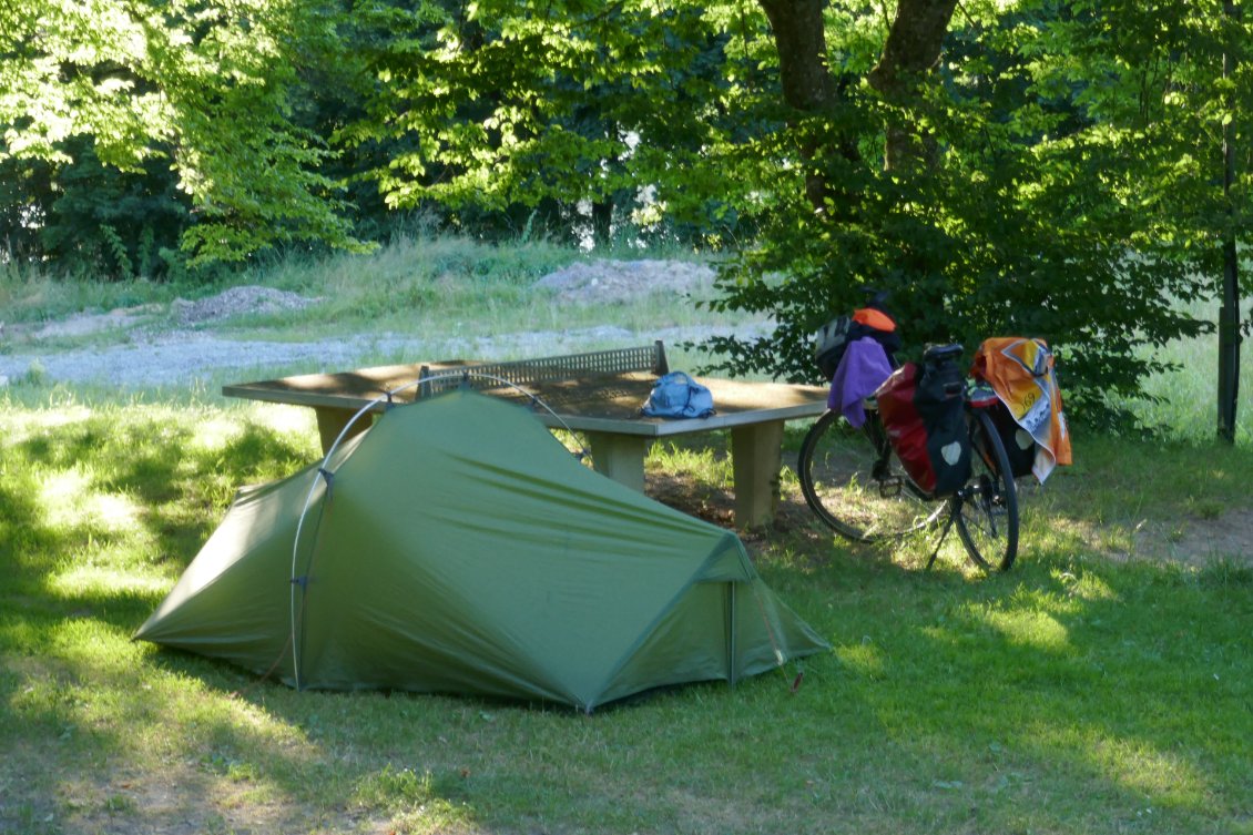 Nous profitons des sanitaires du camping mais nous installons nos tentes dans une zone nature, à proximité.