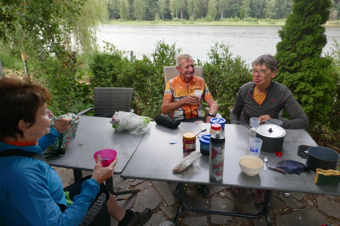 Petit déjeuner au bord du lac Sonnsee.