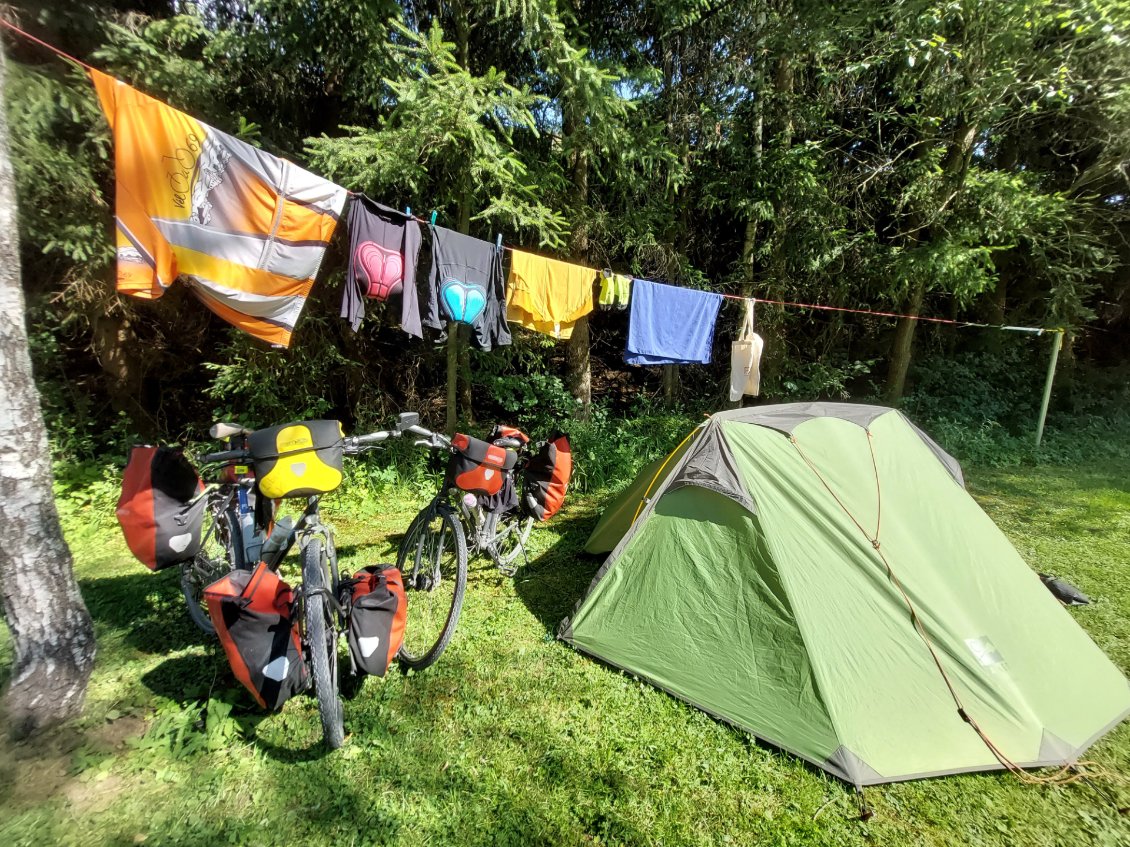 Fin d'après-midi lessive. Vue la température, les tenues cyclos sont vite sèches.