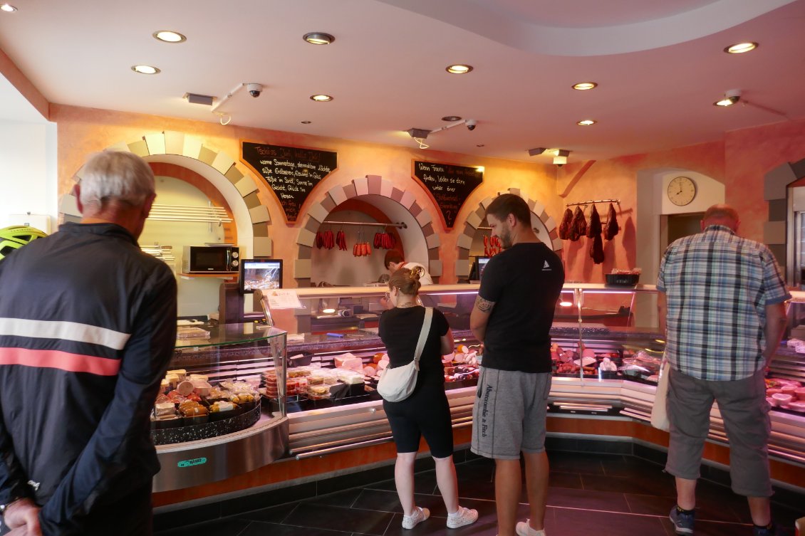Courses sympathiques dans une excellente charcuterie.