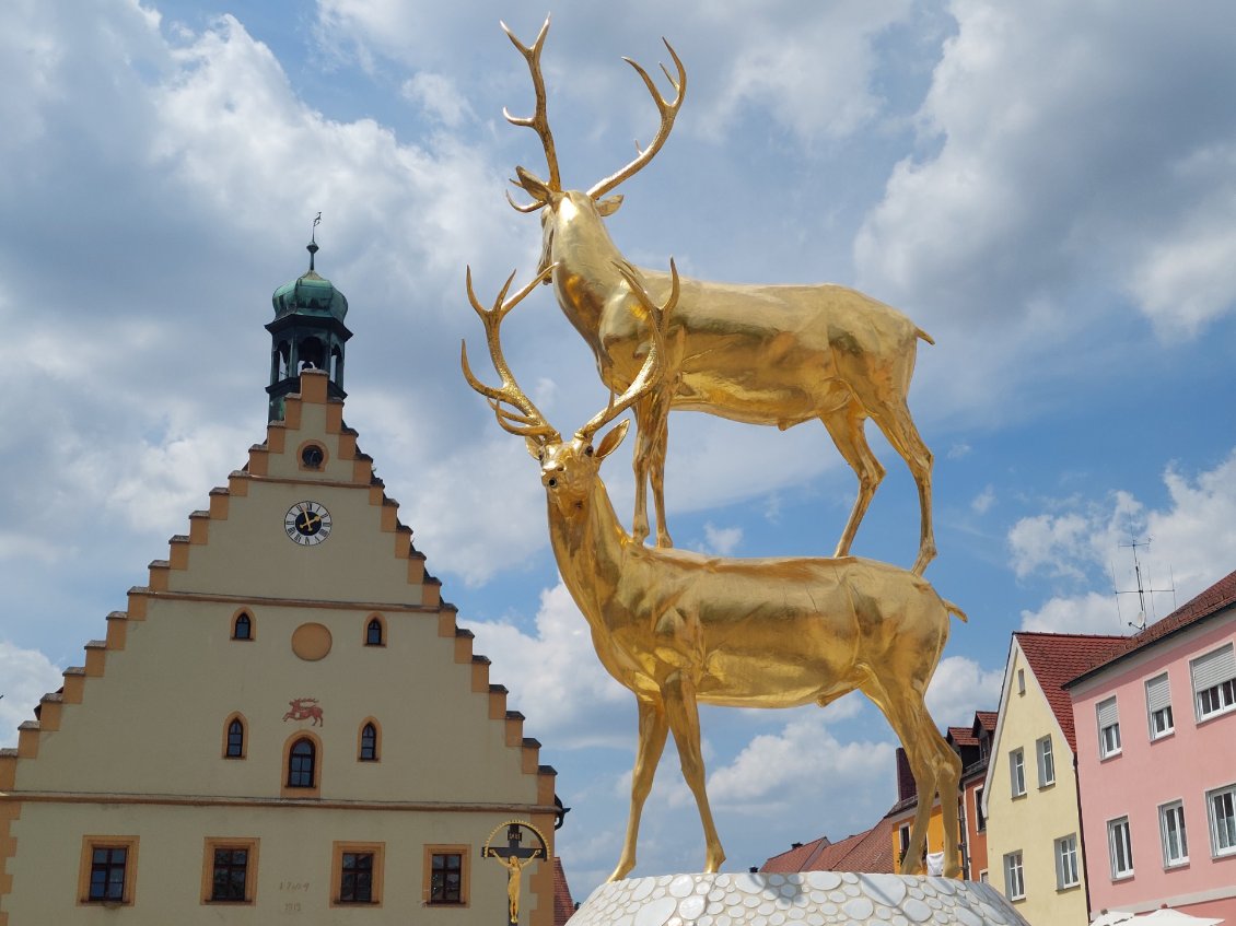 Pique-nique à Hirschau (cerf en allemand, ce qui explique ce monument au centre du village).