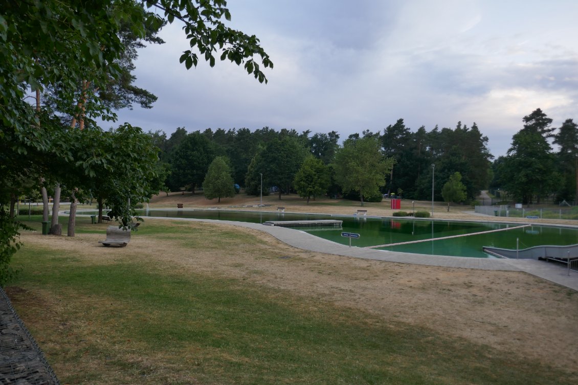 Belle zone nature près de la piscine.