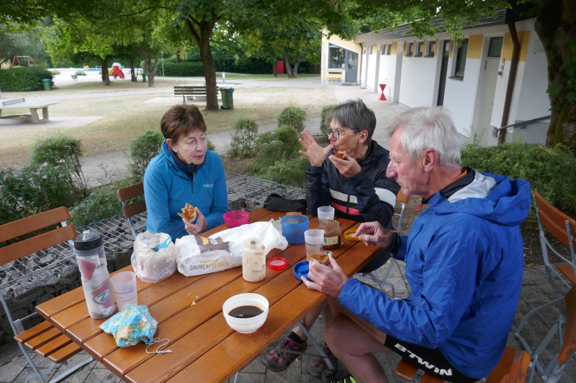 Petit déjeuner confortable au bord de la piscine.