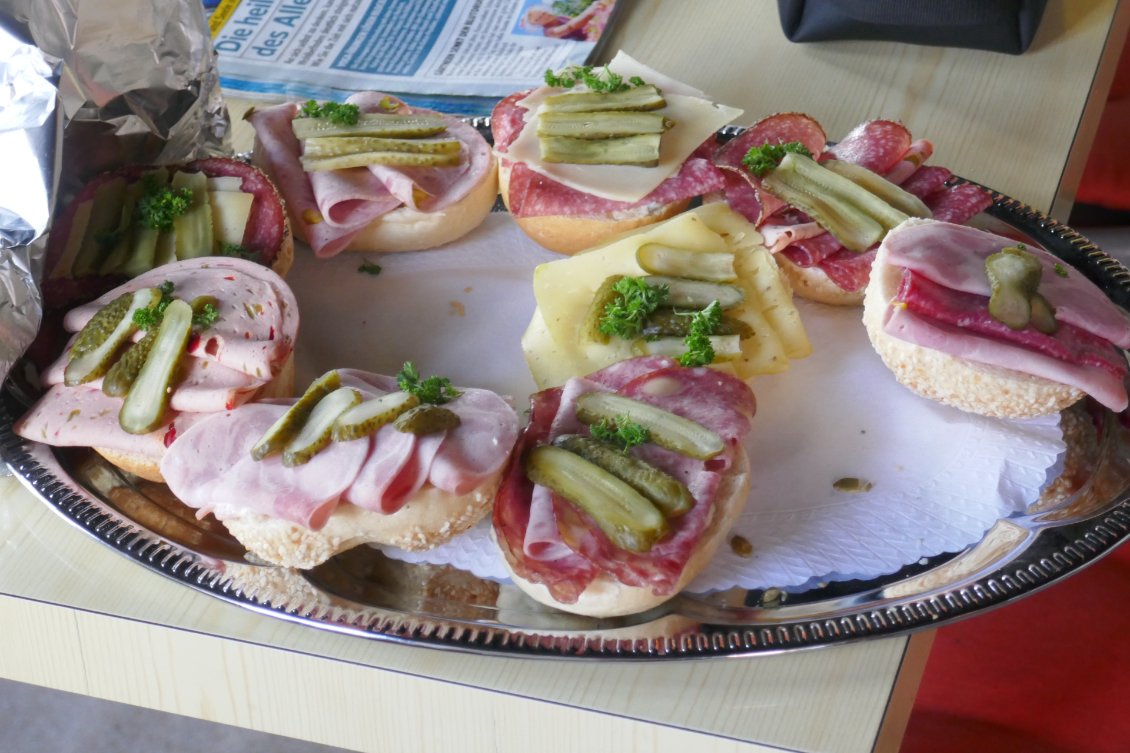 On cherchais une boulangerie, on nous offre des casse-croûtes !