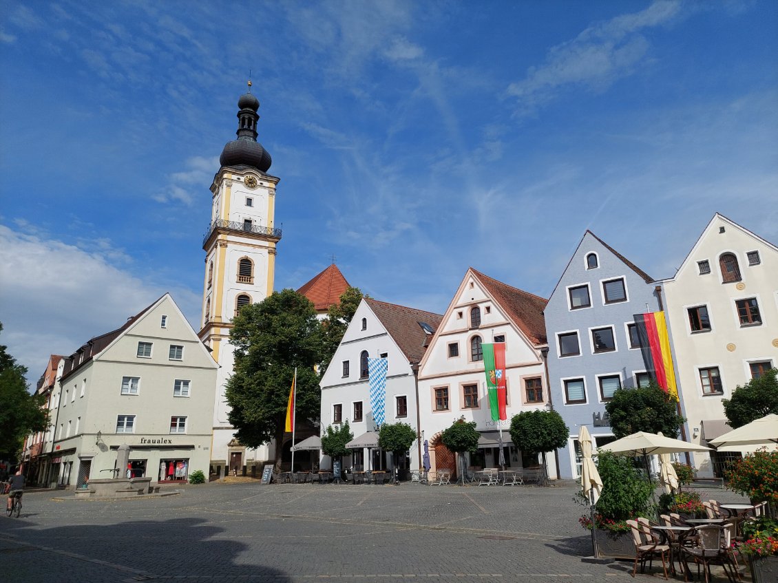 Cette petite ville déserte est charmante.