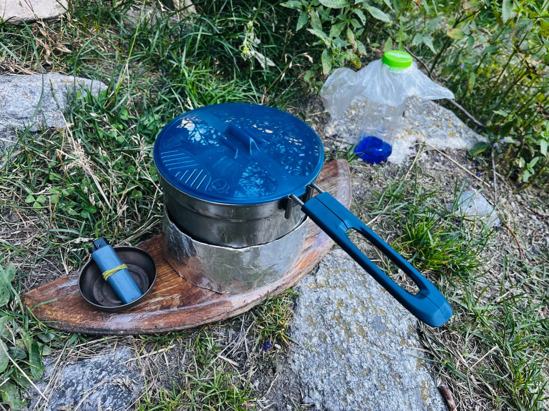 Config très simple : popote, petit réchaud à alcool et pare-vent artisanal.