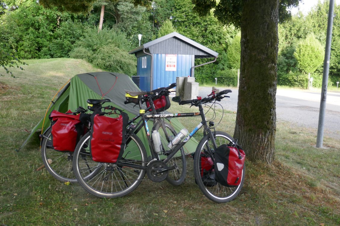 Camping sauvage grand confort avec bungalow sanitaire à disposition. Merci monsieur le maire !