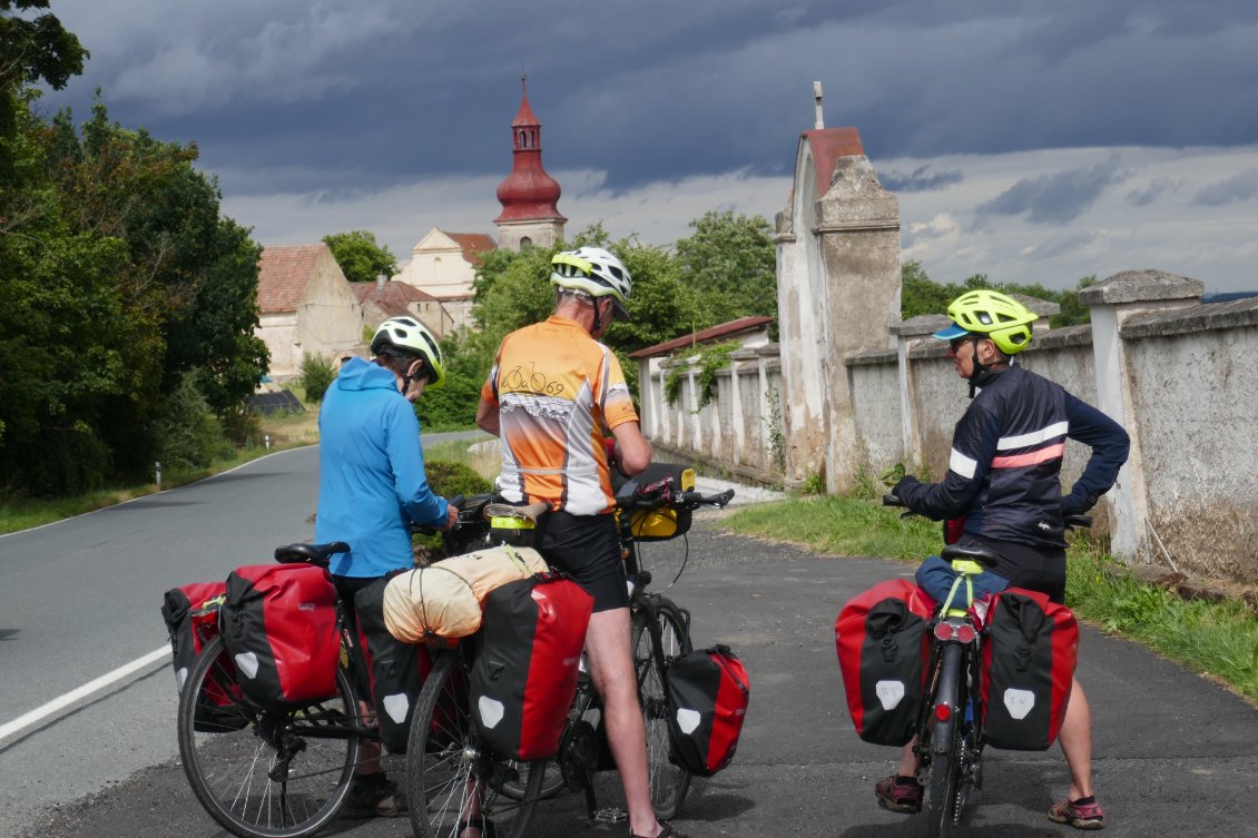 Petite pause orientation. On continue sur la route ou on reprend la piste ?