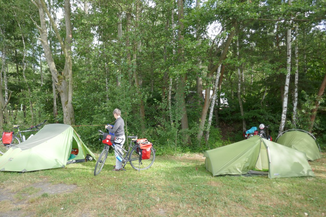 Particularité des campings tchèques : on installe nos tentes où on veut.
