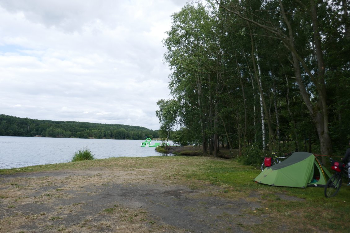 Au bord du lac, calme absolu.