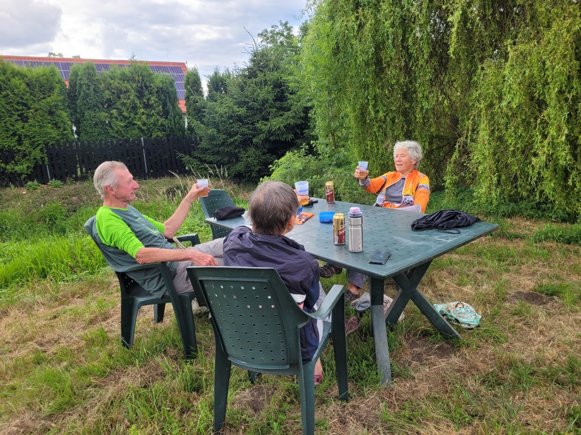 Une table, des chaises et l'autorisation du propriétaire pour planter les tentes.