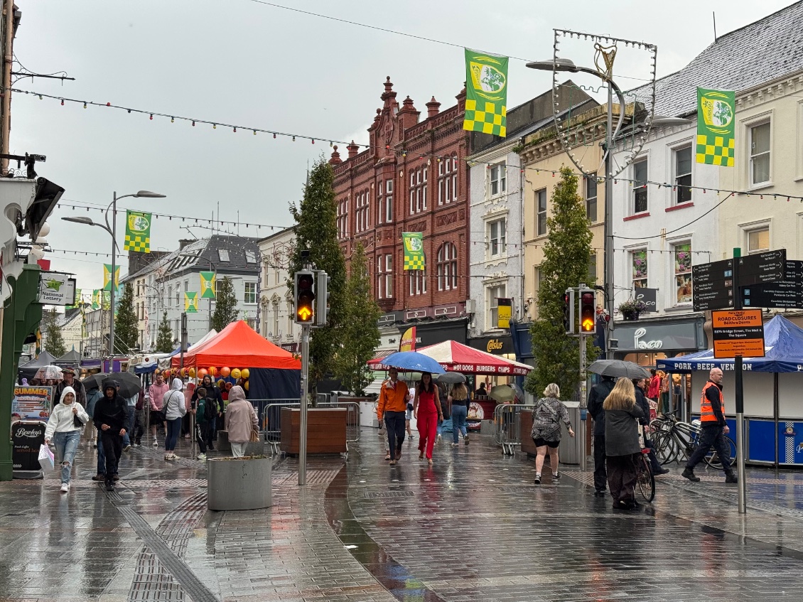 Les rues restent ouvertes animées malgré la pluie.