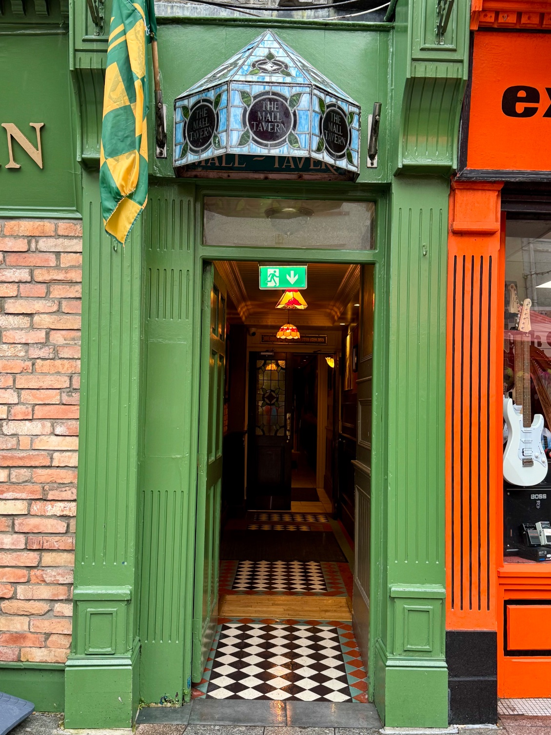 Une entrée de taverne discrète