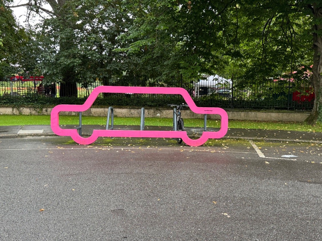Voilà une deco sympa pour les places places qui ne risquent pas d’être utilisées par les motos et scooters