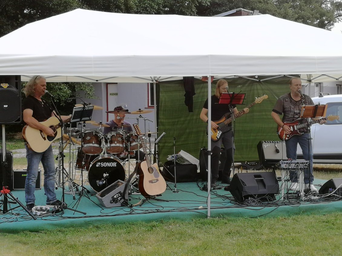 Concert de rock au camping, cela nous permet de dîner en musique.