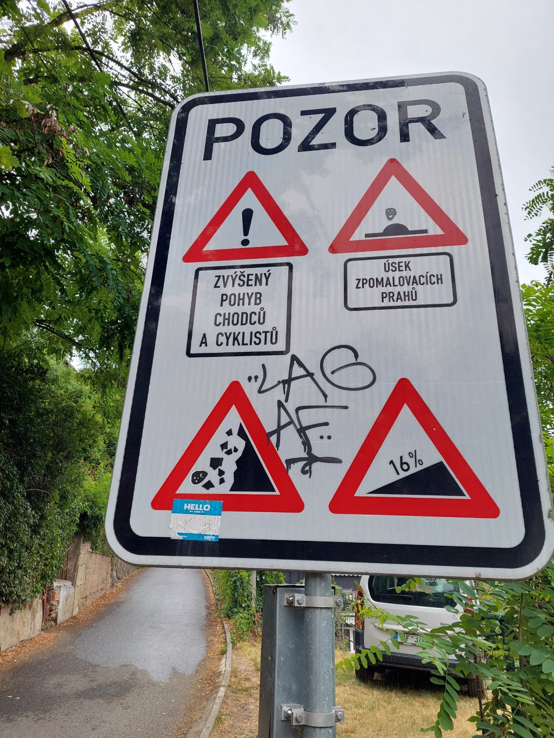 Les dangers des routes tchèques : la chaussée déformée, les chutes de pierres, les cyclistes et les montées étroites à 16%.