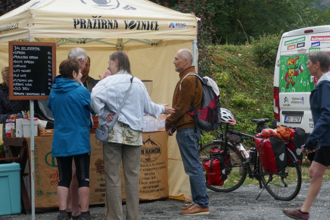 Rencontre sympathique sur un petit marché avec un couple de tchèques parlant français.