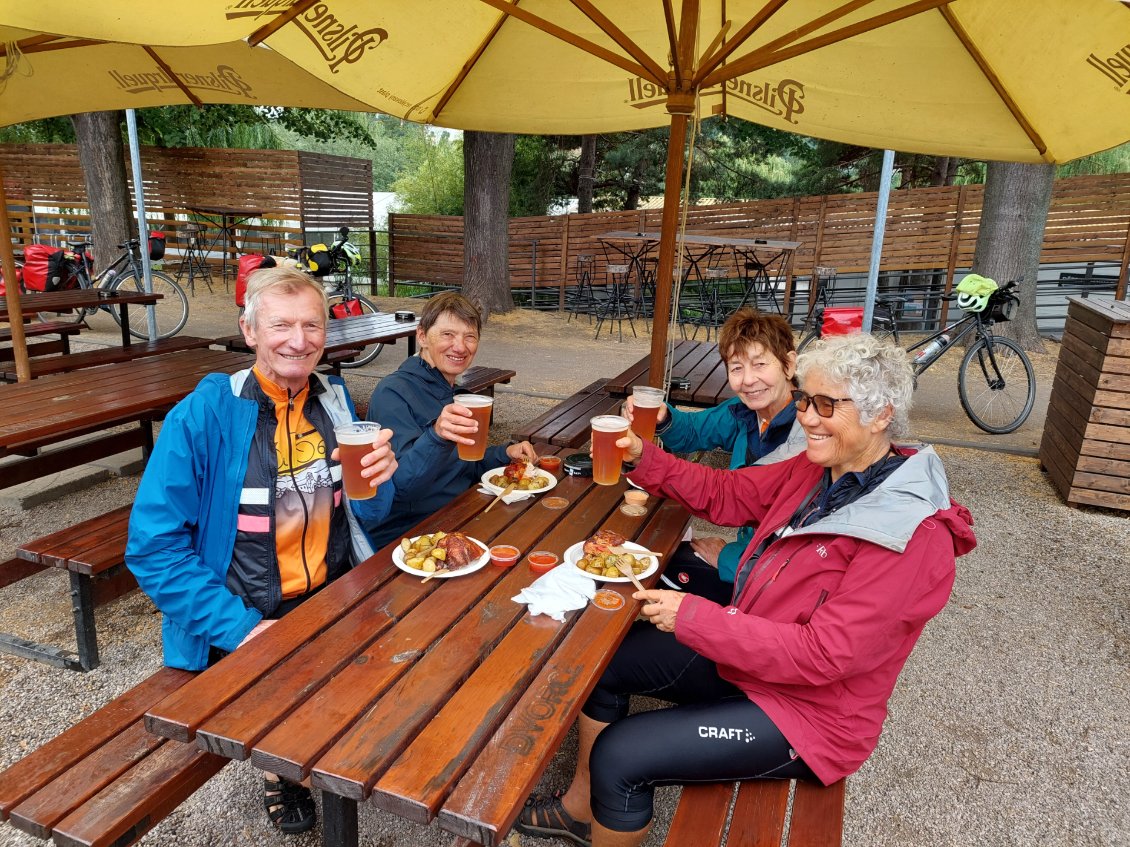 On peut fêter le succès de notre traversée à vélo. Déjeuner dans une des nombreuses guinguettes qui longent la Vltava.