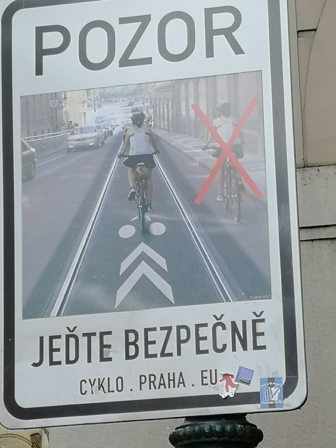 Des panneaux rappellent aux cyclistes l'obligation de rouler entre les rails du tramway !