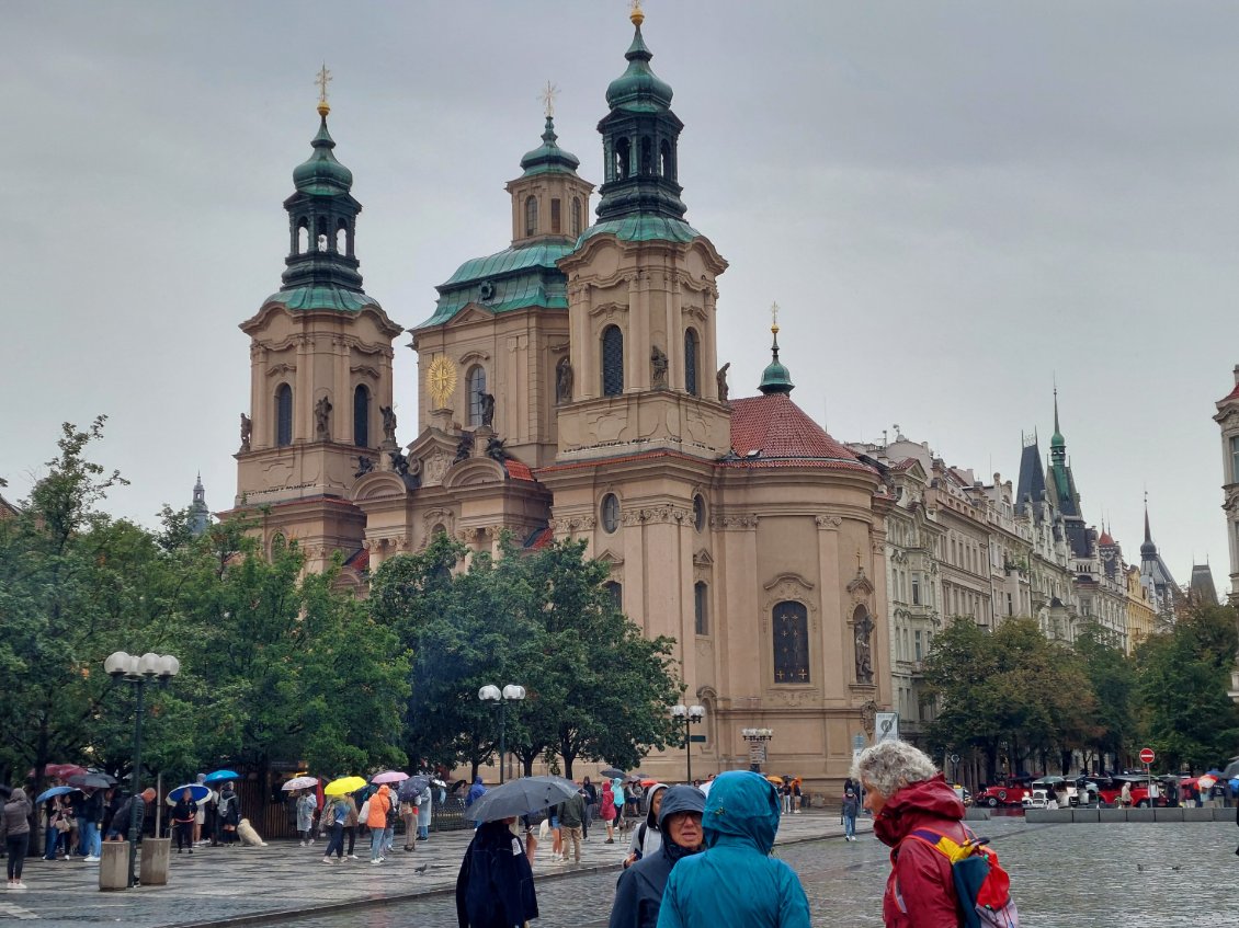 La pluie ne décourage pas les touristes. Nous voici dans la vieille ville.