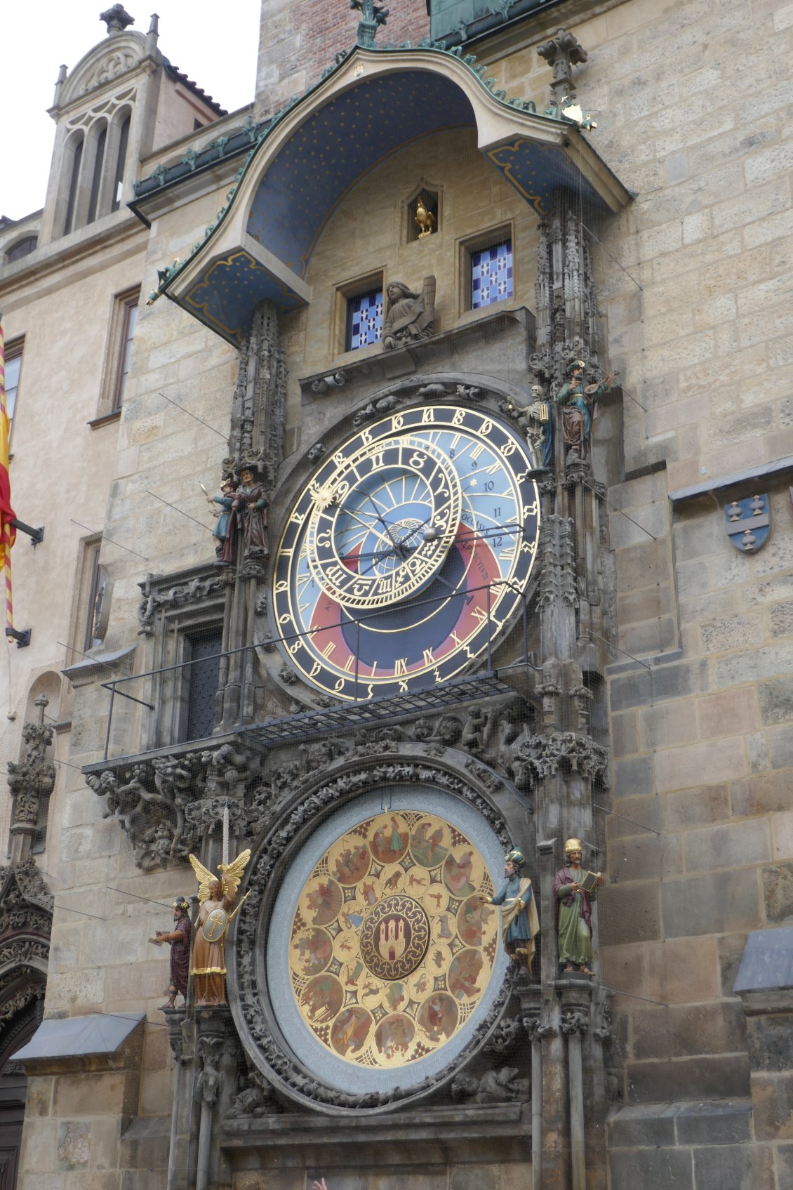 Horloge astronomique qui s'anime toute les heures avec les apôtres qui défilent quelques secondes.